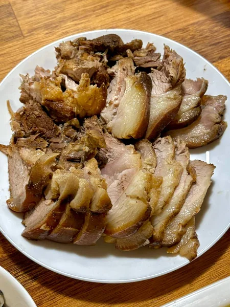 Suyuk, geleneksel Kore usulü haşlanmış domuz dilimleri, yumuşak ve sulu, genellikle tuzlu karides sosu, sarımsak ve ssamjang ile servis edilir. Lezzetli ve dengeli bir ısırık için salataya sarmak için mükemmel..