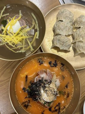 Soğukta çiğnenmiş karabuğday erişteli otantik Pyongyang naengmyeonu taze ve lezzetli bir tat sunuyor. Geleneksel Kore mutfak menüleri ve yaz yemekleri için mükemmel..