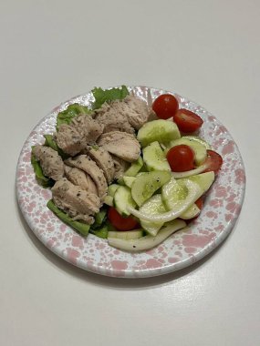 Canlı yeşil sebze salatası, kiraz domatesleri, salatalık ve dolmalık biber karışımı. Gevrek, renkli ve vitaminlerle dolu bu salata sağlıklı, lezzetli bir yemek yapar..
