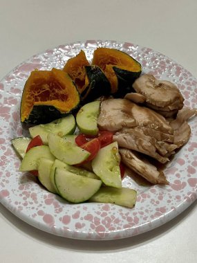 Canlı yeşil sebze salatası, kiraz domatesleri, salatalık ve dolmalık biber karışımı. Gevrek, renkli ve vitaminlerle dolu bu salata sağlıklı, lezzetli bir yemek yapar..