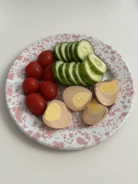 Canlı yeşil sebze salatası, kiraz domatesleri, salatalık ve dolmalık biber karışımı. Gevrek, renkli ve vitaminlerle dolu bu salata sağlıklı, lezzetli bir yemek yapar..