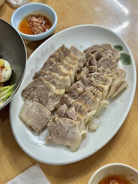 Suyuk, geleneksel Kore usulü haşlanmış domuz dilimleri, yumuşak ve sulu, genellikle tuzlu karides sosu, sarımsak ve ssamjang ile servis edilir. Lezzetli ve dengeli bir ısırık için salataya sarmak için mükemmel..