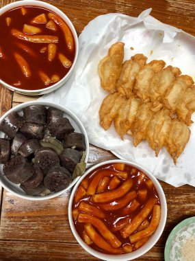 Popüler bir Kore sokak yemeği olan Bunsik 'te tteokbokki (baharatlı pirinç keki), odeng (balık keki şişleri) ve kimbap (yosun pirinç ruloları) gibi rahatlatıcı ve lezzetli yemekler bulunur. Hızlı yemek için mükemmel..