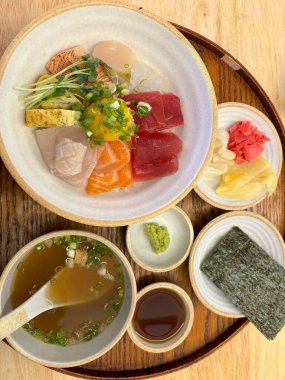 Taze ve narin sashimi dilimleri, canlı renkler ve mükemmel kesimlerle güzelce sunuluyor. Bu geleneksel Japon lezzeti kaliteli deniz ürünlerinin saf tatlarını vurgular..