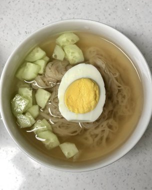 Soğukta çiğnenmiş karabuğday erişteli otantik Pyongyang naengmyeonu taze ve lezzetli bir tat sunuyor. Geleneksel Kore mutfak menüleri ve yaz yemekleri için mükemmel..