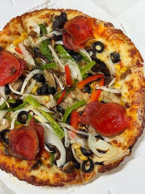 Altın hamurlu, erimiş peynirli ve lezzetli soslu lezzetli bir pizza. Yemeklerle ilgili tasarımlar, menüler ya da İtalyan temalı projeler için mükemmel. Klasik bir konfor yemeğinin özünü yakalamak için..