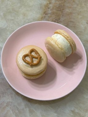 Narin, çıtır çıtır ve yumuşak, lezzetli dolgulu renkli kurabiyeler. Tatlı fotoğrafçılığı için mükemmel, çeşitli tatlar ve canlı pastel renkler içeren bu zarif Fransız tatlılarını sergiliyor..