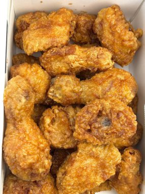 Kızarmış Kore tavuğu, tatlı ve baharatlı sosla mükemmel bir şekilde jölelenmiş. Yemek fotoğrafçılığı ve menüler için idealdir. Bu sevilen yemeğin dayanılmaz çıtırtısını ve lezzetini sergiler..