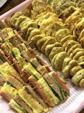 Geleneksel Kore yemekleri, kot, sebze, et, vs. Yumurtayla karıştırılıp yağda kızartılıyor. Chuseok 'ta atalarımız için bir anma töreni düzenlerken her zaman masaya koy.)