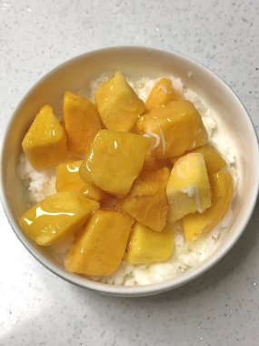Tüylü buzlu mango bingsu, tatlı mango parçaları ve yoğun sütlü krema. Sıcak günler için mükemmel bir Kore tatlısı, lezzetli meyveli ve kremalı tatlar dengesi sunuyor.!