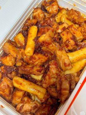 Kızarmış Kore tavuğu, tatlı ve baharatlı sosla mükemmel bir şekilde jölelenmiş. Yemek fotoğrafçılığı ve menüler için idealdir. Bu sevilen yemeğin dayanılmaz çıtırtısını ve lezzetini sergiler..