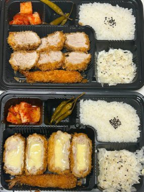 Erimiş peynirle doldurulmuş çıtır tonkatsu pirzolası, kıtır kıtır ve kremanın lezzetli bir karışımını oluşturuyor. Zengin ve altın kaplamalı rahatlatıcı bir yemek..