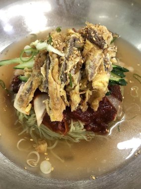 Soğukta çiğnenmiş karabuğday erişteli otantik Pyongyang naengmyeonu taze ve lezzetli bir tat sunuyor. Geleneksel Kore mutfak menüleri ve yaz yemekleri için mükemmel..