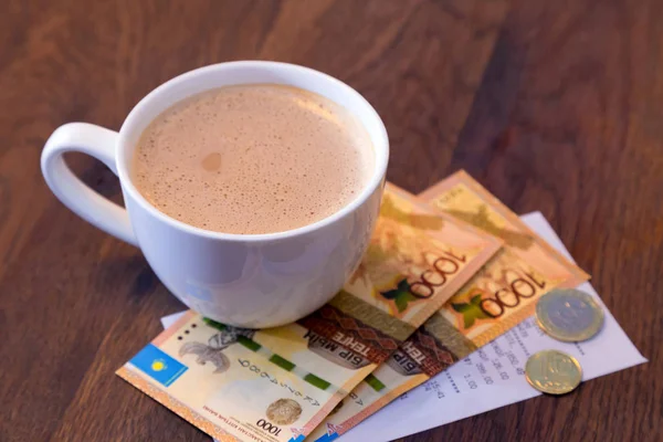 Närbild Kopp Kaffe Med Bill Och Kazakisk Tenge Sedlar Och — Stockfoto