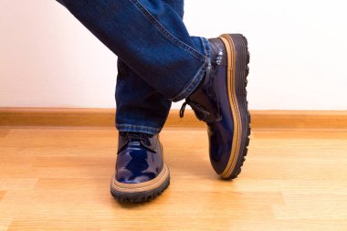 Adam zarif parlak mavi ayakkabılar ve klasik kot