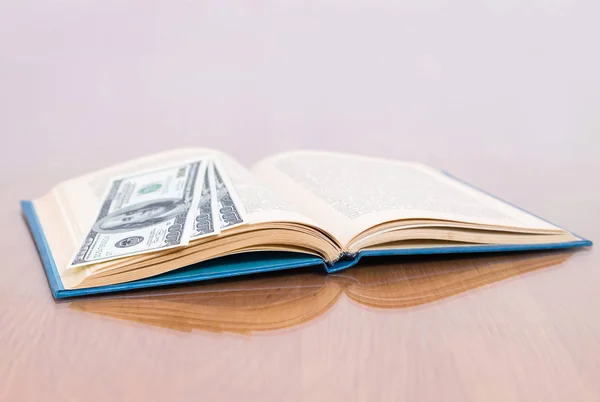 Dinero en un libro — Foto de Stock