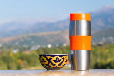 Vakum şişesi ve açık havada Kupası