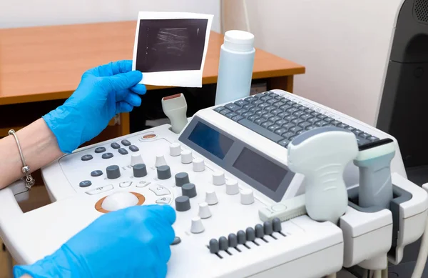Máquina de ultrasonido Doctor —  Fotos de Stock