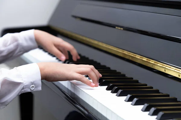 Jeune Fille Joue Piano Concept Éducation Musicale — Photo