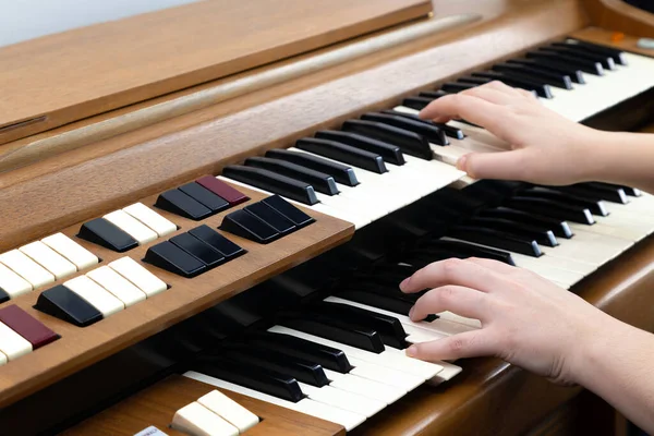 Ung Kvinne Som Spiller Gammelt Elektrisk Orgel Med Dobbelt Tastatur – stockfoto