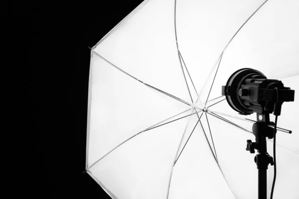 Professional Studio Spotlight White Umbrella Mounted Stand Black Background Closeup — Stock Photo, Image