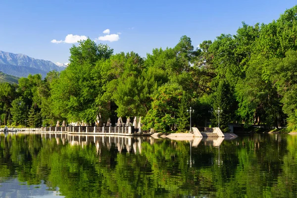 Vijver Een Park Almaty Kazachstan Reflecties Van Bomen Het Water Rechtenvrije Stockafbeeldingen