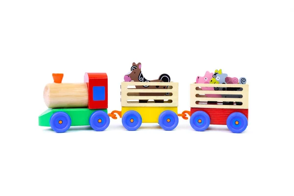 白い背景に隔離された農場の動物とカラフルな木製の電車のおもちゃ — ストック写真