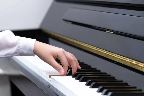 Jong Meisje Drukt Met Één Vinger Een Piano Toetsenbord Hand Rechtenvrije Stockafbeeldingen