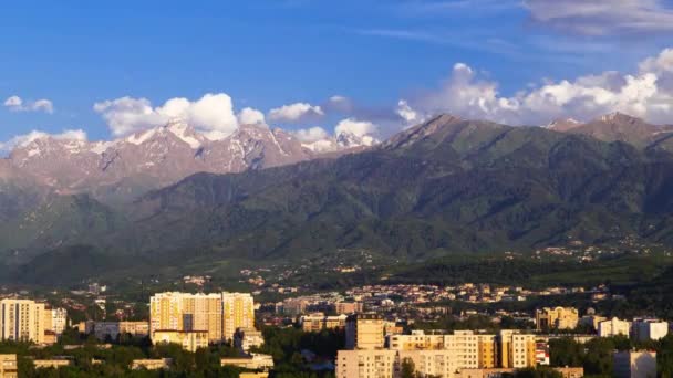 Montañas Nevadas Sobre Parte Alta Ciudad Almaty Antes Puesta Del — Vídeos de Stock