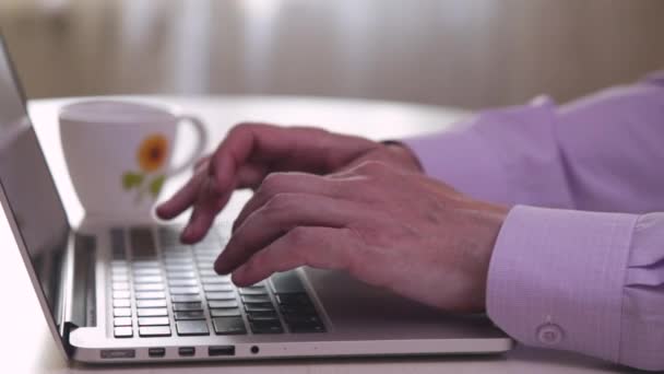 Mann Tippt Auf Laptop Tastatur Hände Großaufnahme Eine Tasse Kaffee — Stockvideo