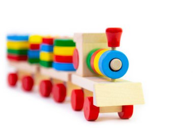 Beyaz arkaplanda izole edilmiş renkli ahşap tren oyuncağı