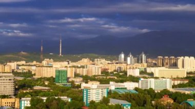 Akşamları Almaty ve Dağları 'nın üst kısımları, zaman aşımı. Yaz şehir manzarası