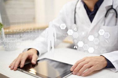 Doktor tıbbi kayıt diyagram üzerinde sanal ekran konsepti ile modern bilgisayar kullanarak. Sağlık izleme uygulaması.
