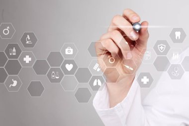 Tıp teknolojisi ve sağlık kavramı. Tıp doktoru modern pc ile çalışma. Sanal ekran simgeleri.