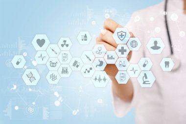 Tıp doktoru modern bilgisayar sanal ekran arayüzü ile çalışma. Tıp teknolojisi ve sağlık kavramı.