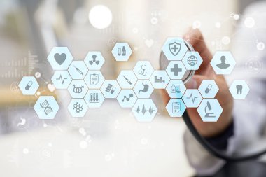 Tıp doktoru modern bilgisayar sanal ekran arayüzü ile çalışma. Tıp teknolojisi ve sağlık kavramı.