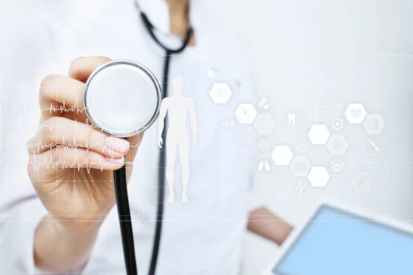 Läkare använder modern dator med medicinsk spela in diagrammet på virtuella skärmen koncept. Hälsa övervakning program. — Stockfoto