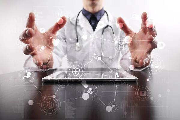 Médico que trabaja con la interfaz moderna de la pantalla virtual del ordenador. Tecnología de la medicina y concepto sanitario . — Foto de Stock