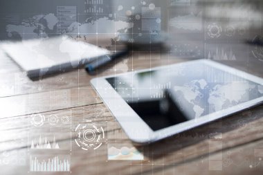 Internet, iş ve teknoloji kavramı. Sanal ekran simgeleri, diyagramlar ve grafikler arka planda.