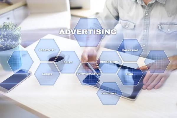 Реклама, маркетингова стратегія. Піктограми та графи на віртуальному екрані. Концепція бізнесу, Інтернету та технологій . — стокове фото