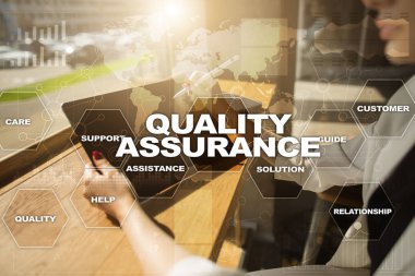 Kalite güvencesi kavramı sanal ekran üzerinde. İş kavramı.