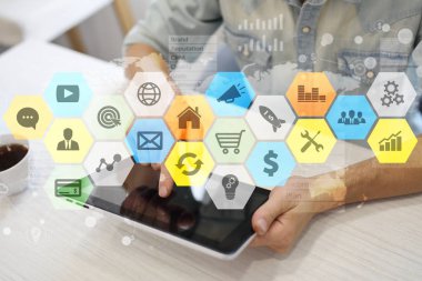 Renkli uygulamaları simgeler ve grafikler sanal ekran üzerinde. İş, internet ve teknoloji kavramı.