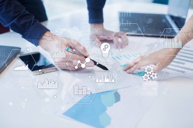 Uygulamalar simgeler ve grafikler sanal ekran üzerinde. İş, internet ve teknoloji kavramı.