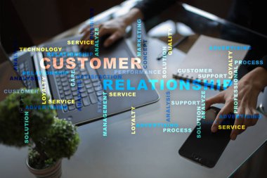 Müşteri ilişkisi yönetimi kavramı sanal ekran üzerinde. Kelime bulutu.