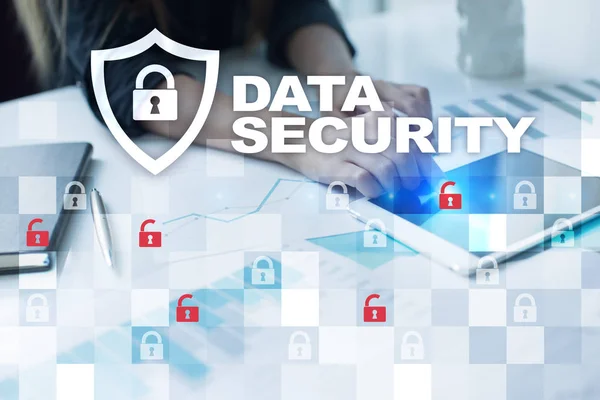 Datenschutz und Cyber-Sicherheitskonzept auf dem virtuellen Bildschirm. — Stockfoto