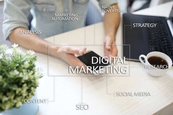Concepto de tecnología de marketing DIgital. Internet. En línea. Optimización de motores de búsqueda. SEO. SMM. Publicidad . — Foto de Stock