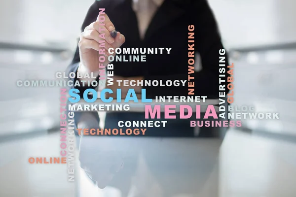 Netwerk van sociale media en marketing. Business, technologie concept. Wolk van woorden op virtueel scherm. — Stockfoto