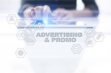 Avertising, pazarlama stratejisi. Simgeler ve grafikler sanal ekran üzerinde. İş, internet ve teknoloji kavramı.