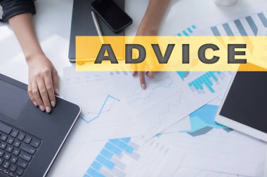 Sanal ekran tavsiye metni. İş kavramı, teknoloji ve internet. 