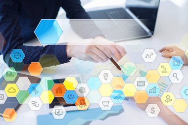 Renkli uygulamaları simgeler ve grafikler sanal ekran üzerinde. İş, internet ve teknoloji kavramı.
